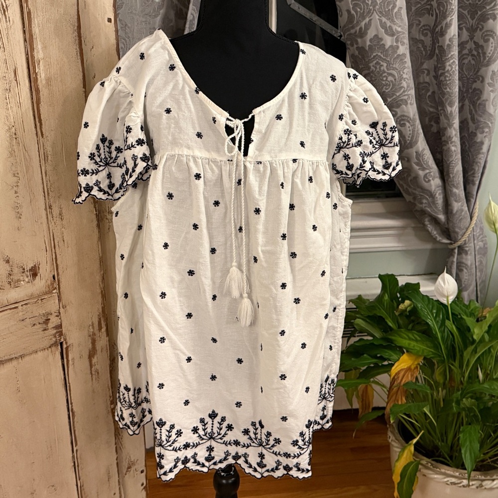 Lane Bryant White cotton/linen Embroidered Flutter Sleeve Blouse. Size 24. Boho